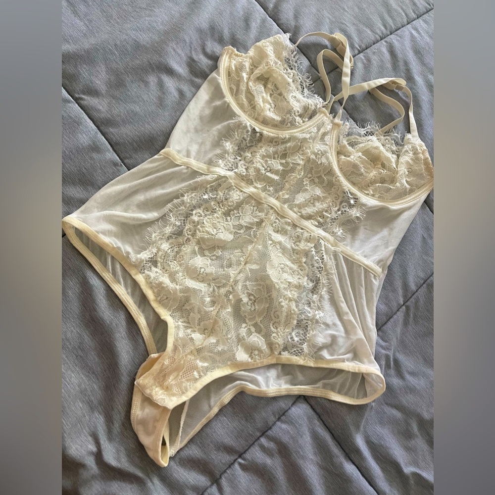 Fashion nova lace top size: L